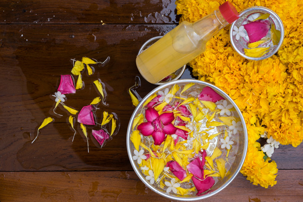 ดอกไม้ พวงมาลัย น้ำอบ สำหรับสรงน้ำพระ